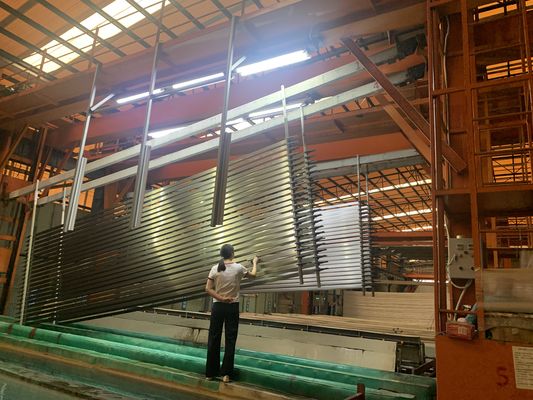 ราคาดี สายการผลิต Anodizing โปรไฟล์อลูมิเนียม 2000T / M ที่มีประสิทธิภาพสูงสําหรับหน้าต่าง ออนไลน์