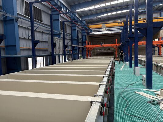 ราคาดี สายการผลิต Anodizing แบบแนวราบ 450T / เดือน Output 6500mm ความยาวโปรไฟล์สูงสุดและความหนาของแผ่น Anodizing 8-12μm ออนไลน์