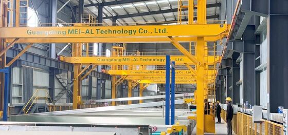 ราคาดี สายการผลิตอะลูมิเนียมแบบแอนโดดแบบอัตโนมัติ 800T / เดือน ด้วยขนาดที่สามารถปรับแต่งได้ 1-6500 มม และอุปกรณ์บํารุงผิวที่ทนทานต่อการบด ออนไลน์