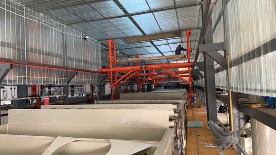 ราคาดี เครื่อง Anodizing อลูมิเนียม 850T / M ความจุกับการควบคุมคุณภาพที่บูรณาการและความหนาของแผ่น anodizing 8-12μm สําหรับสายการผลิตโปรไฟล์อลูมิเนียม ออนไลน์