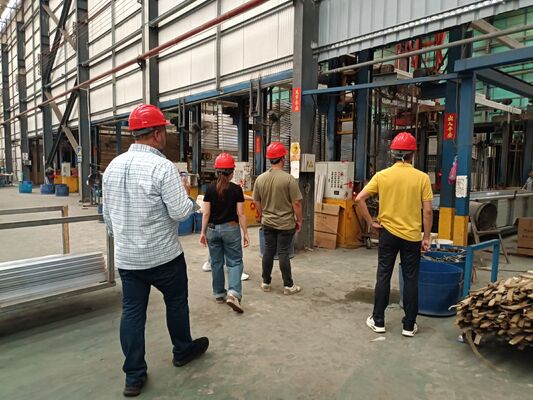 ราคาดี 500 ตัน/เดือน สายการผลิต Anodizing โครงสร้างแสงอาทิตย์แบบอัตโนมัติเต็มสําหรับสีสีสีแดง Champagne สีดํา ออนไลน์
