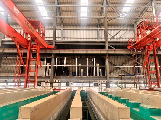 ราคาดี สาย Anodizing อัลลูมิเนียมอัตโนมัติที่มี 10 ‰ 15μm ภาพยนตร์แบบเดียวกันและ PLC การควบคุมอัตโนมัติสําหรับส่วนประกอบสะอาด Semiconductor ออนไลน์